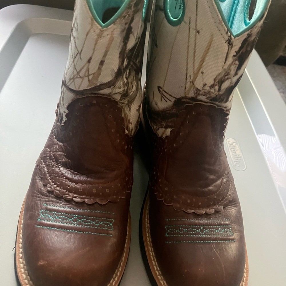 Ladies Ariat Boots, excellent shape, like new, 7 1/2.